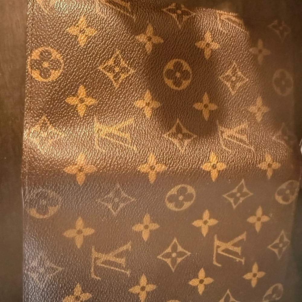 Louis Vuitton elegant louis